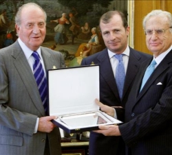 Don Juan Carlos entrega el Premio FIES de Periodismo a Jorge de Esteban, en presencia del presidente de la FIES