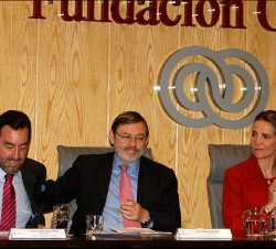 Doña Elena junto al presidente del Comite Paralímpico Español, Miguel Carballeda, y el secretario de Estado para el Deporte, Jaime Lissaveztky, durant