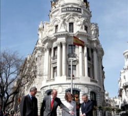 Sus Majestades, junto al ministro de Fomento y al alcalde de Madrid, durante la inauguración del monolito conmemorativo