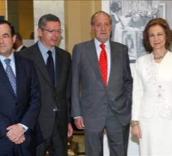 Don Juan Carlos y Doña Sofía, en la exposición de fotografías con imágenes de la historia de la Gran Vía, con el presidente del Congreso y el alcalde 
