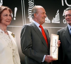 Los Reyes, junto al alcalde de Madrid, que entregó a Don Juan Carlos una reproducción de un grabado del plano de la Gran Vía en madera y aluminio