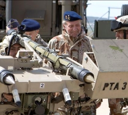 Don Juan Carlos observa un puesto de tiro Atlas, equipado con misiles Mistral