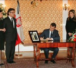 Su Alteza Real el Príncipe de Asturias firma en el libro de condolencias