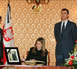 Su Alteza Real la Princesa de Asturias firma en el libro de condolencias