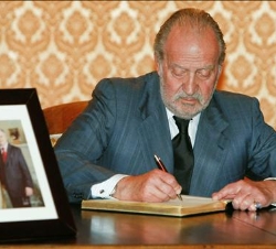Su Majestad el Rey firma en el libro de la Embajada de Polonia en España, para expresar sus condolencias
