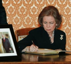 Su Majestad la Reina firma en el libro de la Embajada de Polonia en España, para expresar sus condolencias