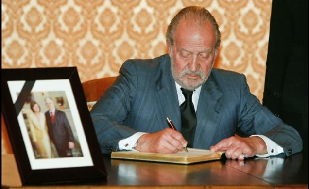 Su Majestad el Rey firma en el libro de la Embajada de Polonia en España, para expresar sus condolencias