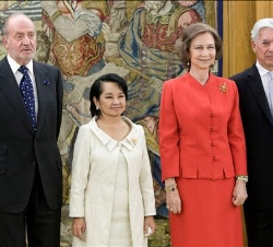 Los Reyes, con la Presidenta Macapagal-Arroyo y Mario Vargas Llosa