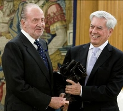 Mario Vargas Llosa recibe el premio de manos de Su Majestad el Rey