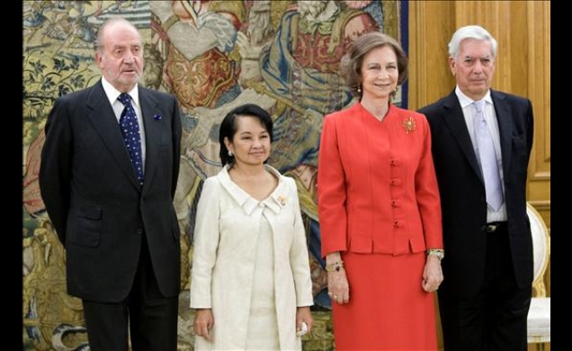 Los Reyes, con la Presidenta Macapagal-Arroyo y Mario Vargas Llosa