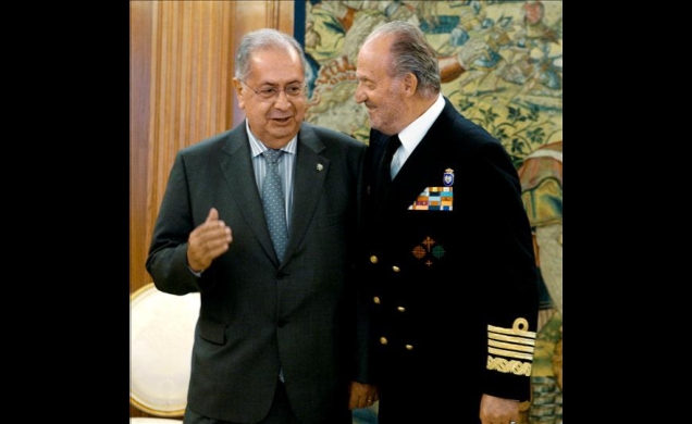 Don Juan Carlos conversa con el presidente del Parlamento portugués