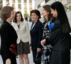 Doña Sofía, a su llegada, con la ministra de Cultura, la consejera de Educación de la Comunidad de Madrid, la delegada delÁrea de Gobierno de las Arte