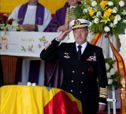 Su Majestad el Rey tras imponer la Medalla al Mérito Naval con distintivo amarillo a los militares fallecidos