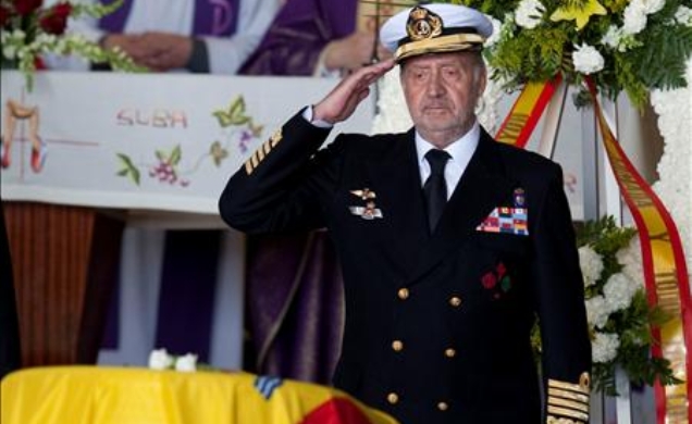 Su Majestad el Rey tras imponer la Medalla al Mérito Naval con distintivo amarillo a los militares fallecidos