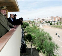 Don Juan Carlos presencia una demostración de los miembros de la Escuela de Tráfico de la Guardia Civil