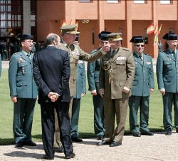 Su Majestad el Rey junto al ministro del Interior durante su visita a la Escuela de Tráfico de la Guardia Civil