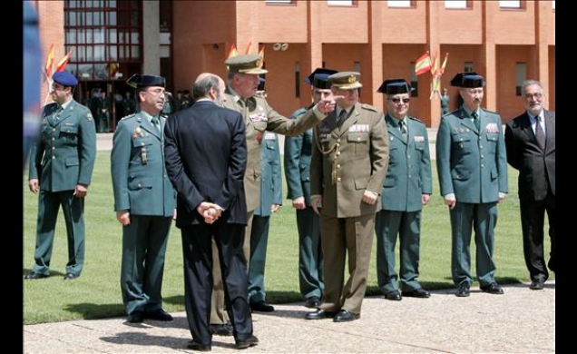 Su Majestad el Rey junto al ministro del Interior durante su visita a la Escuela de Tráfico de la Guardia Civil