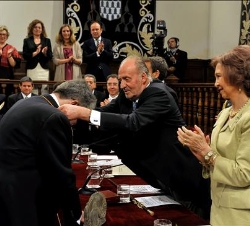 Don Juan Carlos impone la medalla del Premio Cervantes a José Emilio Pacheco