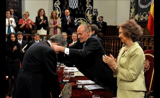 Don Juan Carlos impone la medalla del Premio Cervantes a José Emilio Pacheco