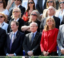Su Alteza Real, acompañada en la tribuna por el presidente de la Generalitat de Cataluña, el presidente del Real Club de Tenis Barcelona, el alcalde d