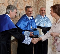 Su Majestad la Reina saluda a los tres codirectores de Atapuerca, Juan Luis Arsuaga, José María Bermúdez de Castro y Eudald Carbonell tras ser investi
