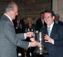 Don Juan Carlos entrega el Premio Consejo Superior de Deportes al alcalde de Vigo, Abel Caballero