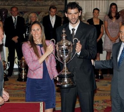 El Rey, con el presidente de la Federación Española de Baloncesto y los capitanes de las Selecciones Masculina y Femenina, tras recibir la Copa Barón 