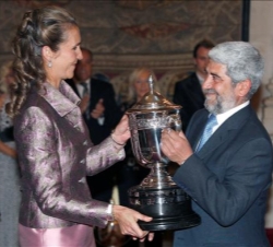 Doña Elena entrega al presidente del Club de Montaña Peña Guara el Premio Infanta de España S.A.R. Doña Elena