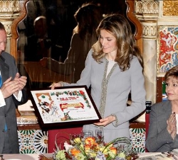 Su Alteza Real, junto a Laura Valenzuela y José MaríaÁlvarez del Manzano