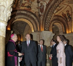 Don Juan Carlos y Doña Sofía, junto al obispo de León, Julián López, durante su visita a la Colegiata de San Isidoro