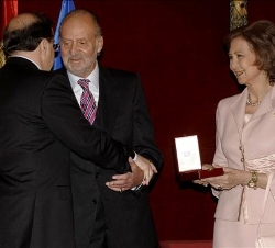 Sus Majestades recibiendo de manos del presidente de la Junta de Castilla y León, Juan Vicente Herrera, la Medalla de Oro de Castilla y León