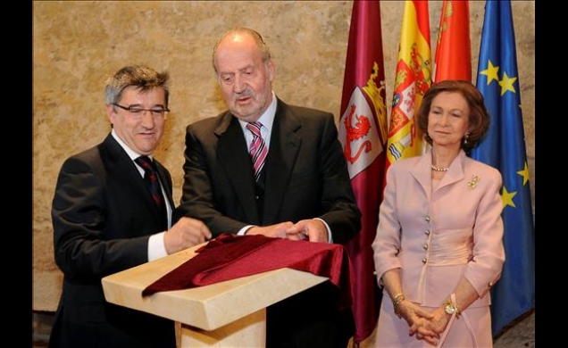 Sus Majestades, junto al alcalde de León, Francisco Fernández, descubren una placa conmemorativa de la inauguración de la rehabilitación del Palacio d