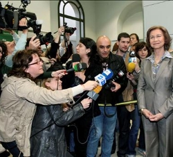 Doña Sofía atiende a los medios de comunicación durante la tarde del 8 de mayo