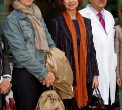 La Reina y la Infanta Doña Elena, junto al director médico del Hospital Clínic, en la mañana del 9 de mayo