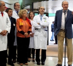 Don Juan Carlos atiende a los medios de comunicación poco antes de abandonar el centro hospitalario