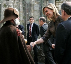 Su Alteza Real recibe el saludo de Juan Carlos Lema Balsas, conocido como Zapatones, a la entrada de la Catedral