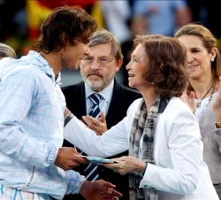 Doña Sofía entrega el trofeo de vencedor a Rafael Nadal, en presencia de Doña Elena, el presidente del CSD, Jaime Lissavetzky, y el director del torne