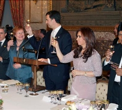 Don Felipe, la Presidenta Fernández de Kirchner, la Presidenta Halonen, el Presidente Morales y el Presidente Uribe, durante el brindis