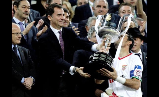 El Príncipe entrega el trofeo al capitán del Sevilla, Andrés Palop