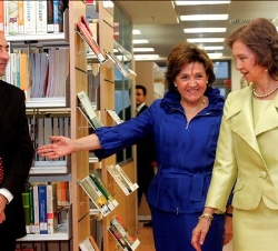 Doña Sofía, junto a la directora del Instituto Cervantes, Carmen Caffarel, durante su visita a la biblioteca Juan Carlos Onetti de la sede ateniense d