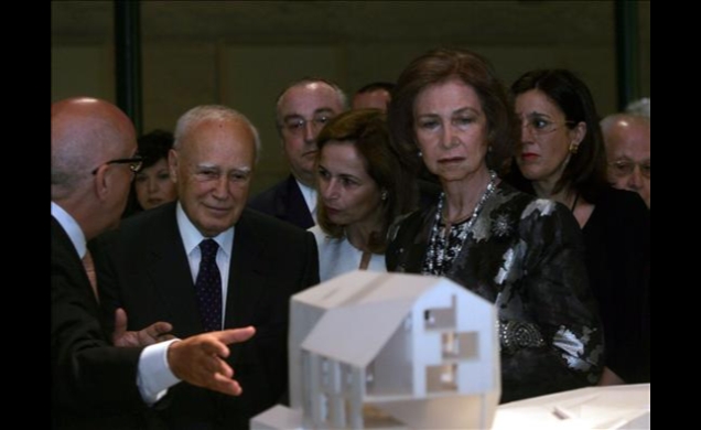 Doña Sofía y el Presidente Papoulias atienden a las explicaciones del comisario, Manuel Blanco