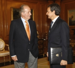 Don Juan Carlos conversa con el jefe del Ejecutivo