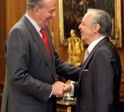 Don Juan Carlos recibe el saludo al presidente de la Fundación COTEC para la Innovación Tecnológica, JoséÁngel Sánchez Asiaín