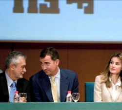 Sus Altezas Reales los Príncipes de Asturias acompañados por el presidente de la Junta de Andalucía durante el acto de clausura del Congreso Mundial d