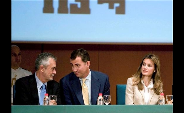 Sus Altezas Reales los Príncipes de Asturias acompañados por el presidente de la Junta de Andalucía durante el acto de clausura del Congreso Mundial d