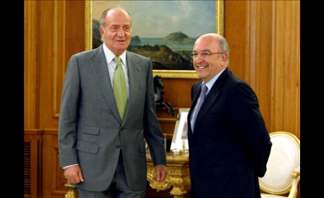 Don Juan Carlos y el vicepresidente de la Comisión Europea y comisario de la Competencia, Joaquín Almunia, durante la audiencia