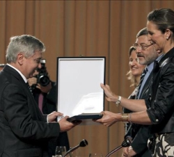 Su Alteza Real la Infanta Doña Elena entrega al presidente del Cádiz, Antonio Muñoz Verat, la placa de oro con la que ha sido distinguido el club gadi