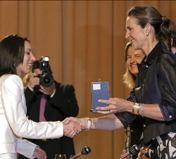 La Infanta Elena entrega a la campeona del mundo de taekwondo Brigitte Yagüe la medalla de oro al Mérito Deportivo
