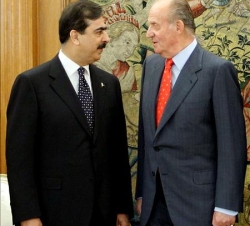 Su Majestad el Rey conversa con el Primer Ministro de la República Islámica de Pakistán