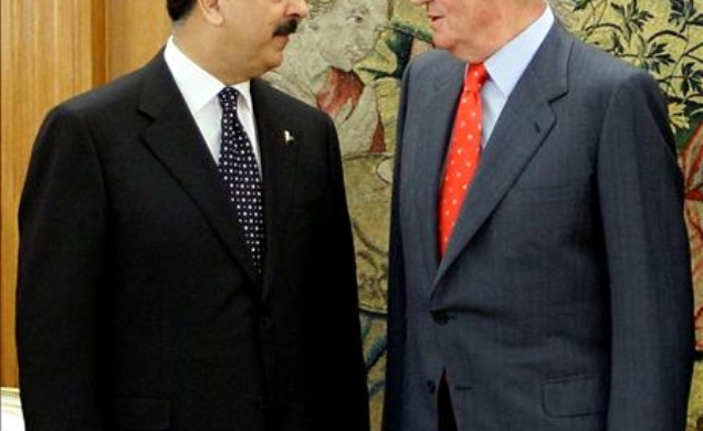 Su Majestad el Rey conversa con el Primer Ministro de la República Islámica de Pakistán